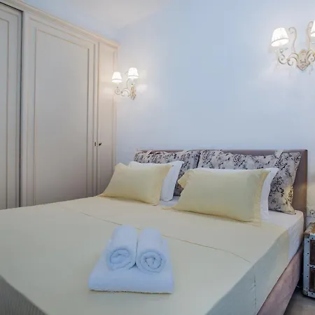 Paros Sleeps 6 Pool Air Con Wifi